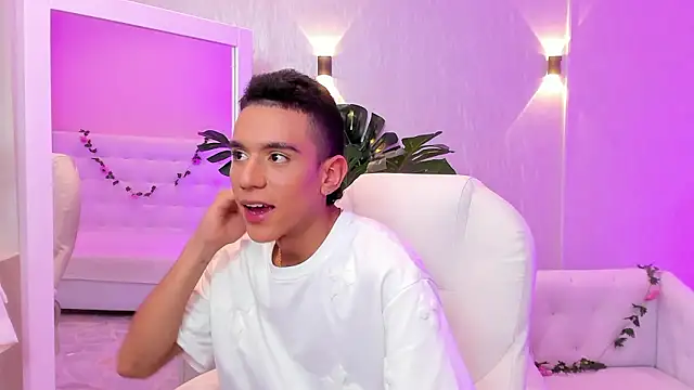 Snapshot of dominicjonnes chatting on February 25, 6:39 pm dominicjonnes online show from February 25, 6:39 pm