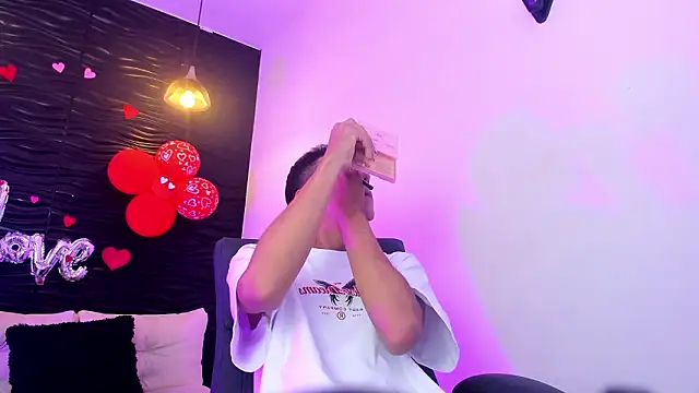 Snapshot of dominicjonnes chatting on March 13, 10:16 pm dominicjonnes online show from March 13, 10:16 pm