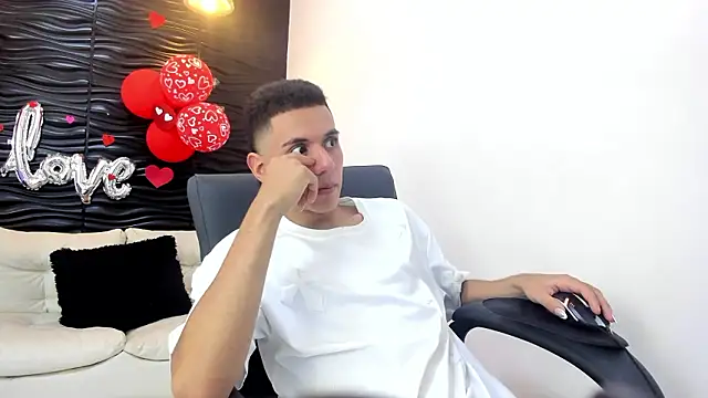 Snapshot of dominicjonnes chatting on March 16, 8:35 pm dominicjonnes online show from March 16, 8:35 pm