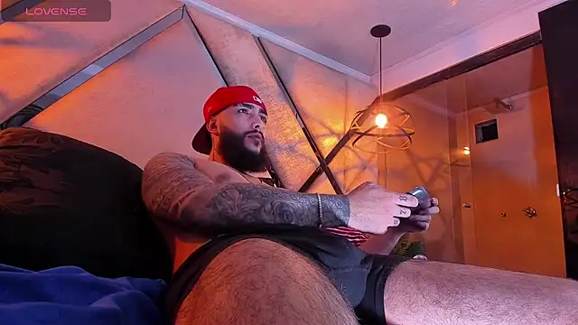 Snapshot of SantiagoHincapiie chatting on March 3, 3:45 am SantiagoHincapiie online show from March 3, 3:45 am