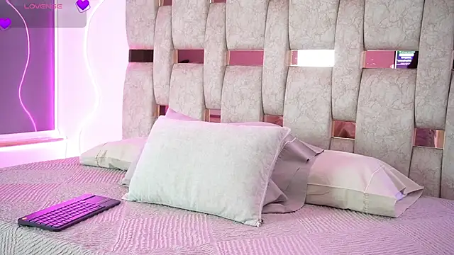 Fernanda thail  online show from March 7, 7:44 pm