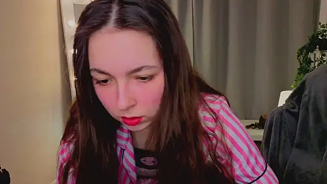 Snapshot of BellaThery chatting on March 5, 5:14 am BellaThery online show from March 5, 5:14 am