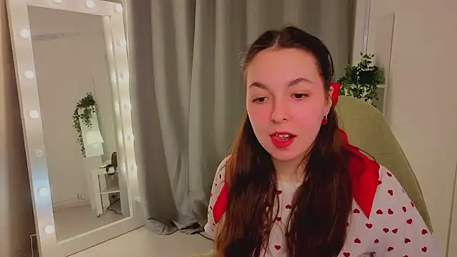 Snapshot of BellaThery chatting on March 13, 5:14 am BellaThery online show from March 13, 5:14 am