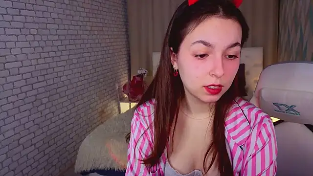 Snapshot of BellaThery chatting on March 18, 5:10 am BellaThery online show from March 18, 5:10 am