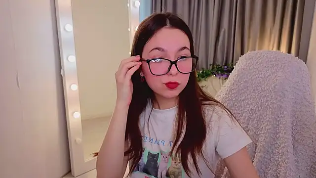 Snapshot of BellaThery chatting on March 21, 8:19 am BellaThery online show from March 21, 8:19 am