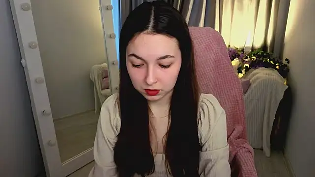 Snapshot of BellaThery chatting on April 2, 5:05 am BellaThery online show from April 2, 5:05 am