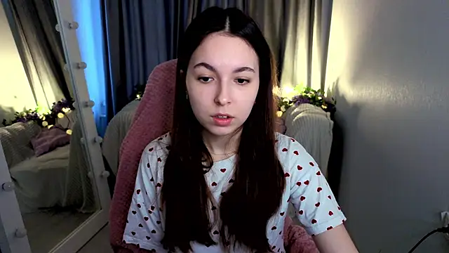 Snapshot of BellaThery chatting on April 5, 5:04 am BellaThery online show from April 5, 5:04 am