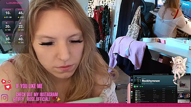 Snapshot of TiffyRose chatting on March 6, 8:44 am TiffyRose online show from March 6, 8:44 am