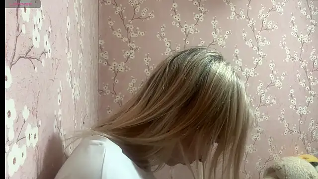 LiraDreamX online show from April 2, 5:54 pm