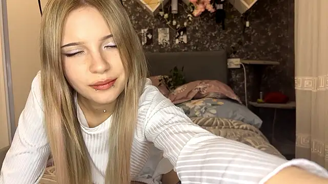 Snapshot of SofiaMarken chatting on March 6, 1:07 pm SofiaMarken online show from March 6, 1:07 pm