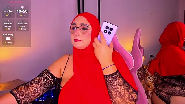Snapshot of HijabiMilff chatting on March 31, 2:50 pm HijabiMilff online show from March 31, 2:50 pm