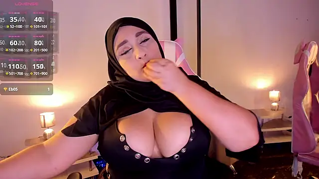 Snapshot of HijabiMilff chatting on May 12, 3:31 pm HijabiMilff online show from May 12, 3:31 pm