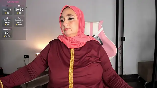 Snapshot of HijabiMilff chatting on June 1, 2:52 pm HijabiMilff online show from June 1, 2:52 pm