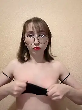 Snapshot of Ella17582 chatting on March 5, 10:17 pm Ella17582 online show from March 5, 10:17 pm