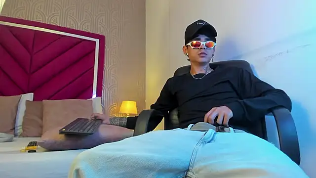 Snapshot of Dominic_Foxx chatting on March 4, 7:53 pm Dominic Foxx online show from March 4, 7:53 pm