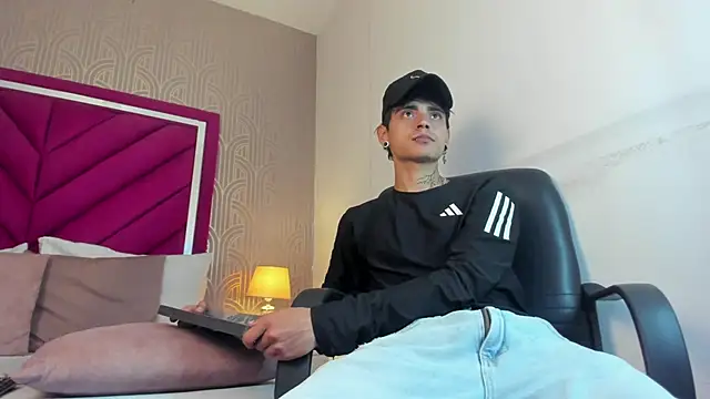 Snapshot of Dominic_Foxx chatting on March 6, 2:02 pm Dominic Foxx online show from March 6, 2:02 pm