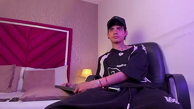 Snapshot of Dominic_Foxx chatting on March 7, 3:31 pm Dominic Foxx online show from March 7, 3:31 pm