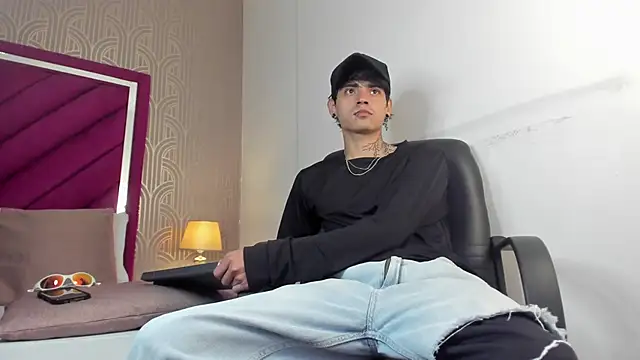 Snapshot of Dominic_Foxx chatting on March 13, 3:51 pm Dominic Foxx online show from March 13, 3:51 pm