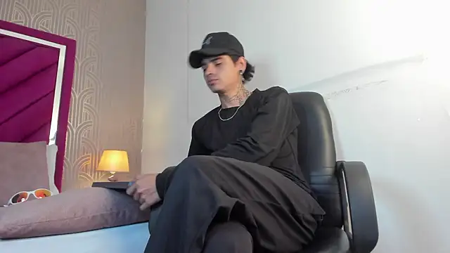 Snapshot of Dominic_Foxx chatting on March 14, 12:21 pm Dominic Foxx online show from March 14, 12:21 pm