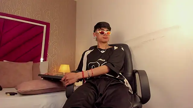 Snapshot of Dominic_Foxx chatting on March 18, 1:03 pm Dominic Foxx online show from March 18, 1:03 pm