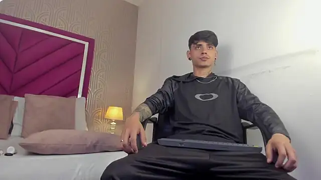 Snapshot of Dominic_Foxx chatting on March 21, 4:32 pm Dominic Foxx online show from March 21, 4:32 pm