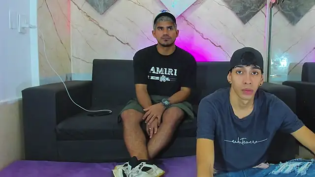 Snapshot of Latins_on_fire chatting on March 5, 7:54 pm Latins on fire online show from March 5, 7:54 pm