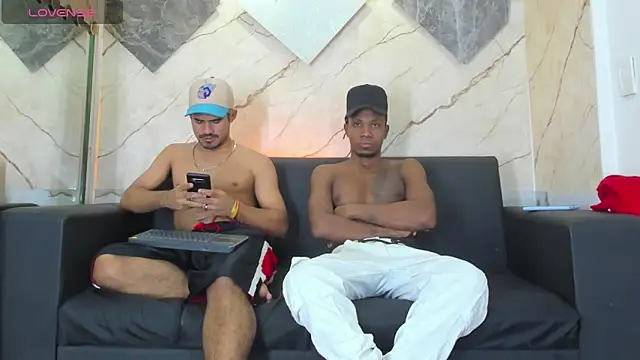 Snapshot of Latins_on_fire chatting on March 19, 1:48 pm Latins on fire online show from March 19, 1:48 pm