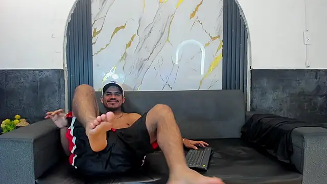 Snapshot of Latins_on_fire chatting on March 22, 12:14 am Latins on fire online show from March 22, 12:14 am