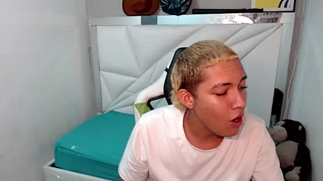 Snapshot of Street_poemm_ chatting on February 26, 4:33 am Street poemm online show from February 26, 4:33 am