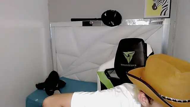 Snapshot of Street_poemm_ chatting on March 4, 9:26 am Street poemm online show from March 4, 9:26 am