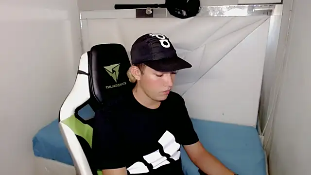 Snapshot of Street_poemm_ chatting on March 5, 4:19 am Street poemm online show from March 5, 4:19 am