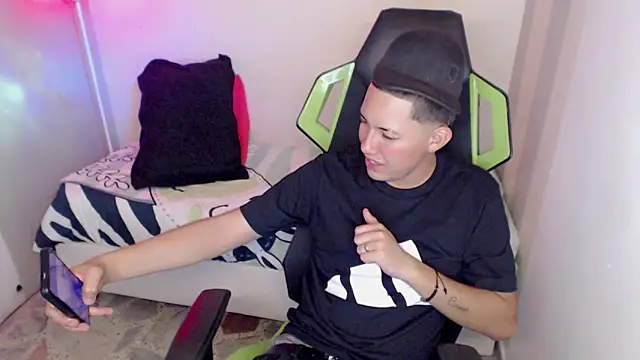 Snapshot of Street_poemm_ chatting on March 7, 10:07 pm Street poemm online show from March 7, 10:07 pm