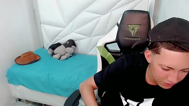 Snapshot of Street_poemm_ chatting on March 8, 3:43 am Street poemm online show from March 8, 3:43 am