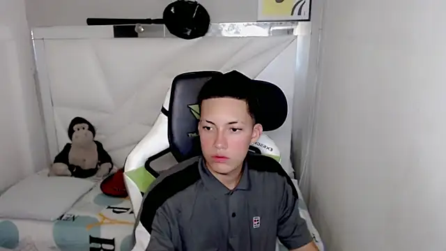 Snapshot of Street_poemm_ chatting on March 12, 3:01 am Street poemm online show from March 12, 3:01 am