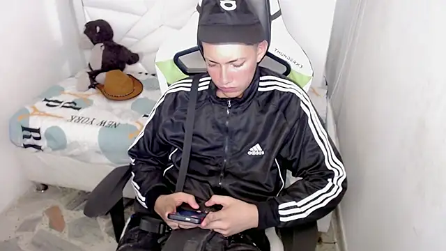 Snapshot of Street_poemm_ chatting on March 13, 3:35 am Street poemm online show from March 13, 3:35 am