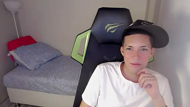 Snapshot of Street_poemm_ chatting on March 17, 10:13 pm Street poemm online show from March 17, 10:13 pm