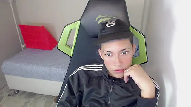 Snapshot of Street_poemm_ chatting on March 18, 10:24 pm Street poemm online show from March 18, 10:24 pm