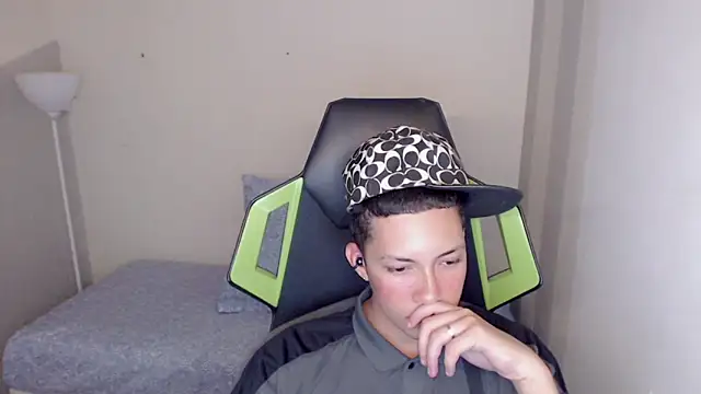 Snapshot of Street_poemm_ chatting on March 26, 8:58 pm Street poemm online show from March 26, 8:58 pm