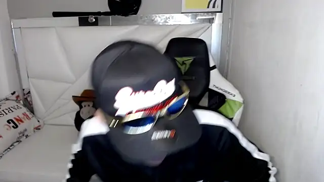 Snapshot of Street_poemm_ chatting on March 28, 12:10 am Street poemm online show from March 28, 12:10 am