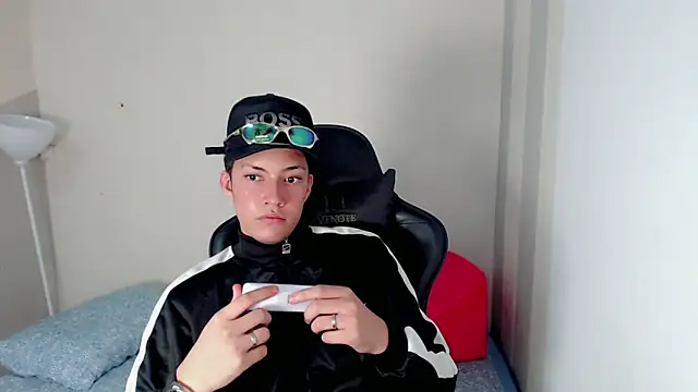 Snapshot of Street_poemm_ chatting on April 2, 3:59 am Street poemm online show from April 2, 3:59 am