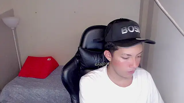 Snapshot of Street_poemm_ chatting on April 4, 9:12 pm Street poemm online show from April 4, 9:12 pm