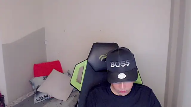 Snapshot of Street_poemm_ chatting on April 6, 8:10 pm Street poemm online show from April 6, 8:10 pm