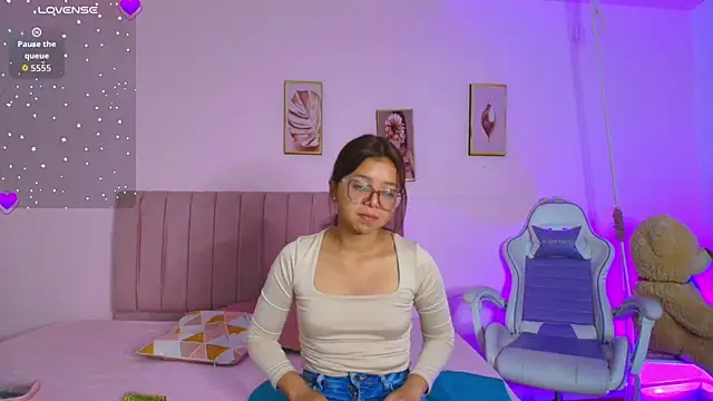 Snapshot of Zoow_bluussh chatting on February 24, 12:25 pm Zoow bluussh online show from February 24, 12:25 pm