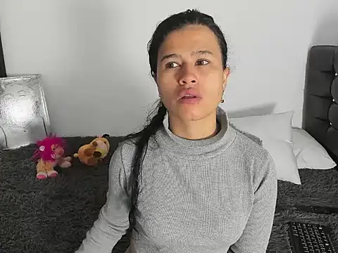 LatinaQueen23 online show from March 27, 1:44 pm