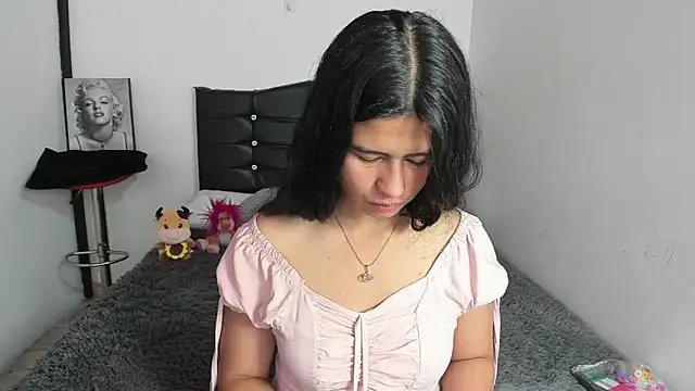 Snapshot of LatinaQueen23 chatting on April 11, 2:10 pm LatinaQueen23 online show from April 11, 2:10 pm