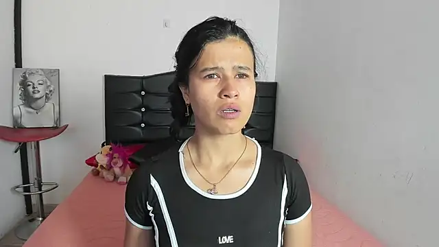 Snapshot of LatinaQueen23 chatting on April 15, 3:30 pm LatinaQueen23 online show from April 15, 3:30 pm