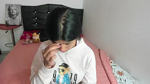 Snapshot of LatinaQueen23 chatting on April 16, 2:29 pm LatinaQueen23 online show from April 16, 2:29 pm