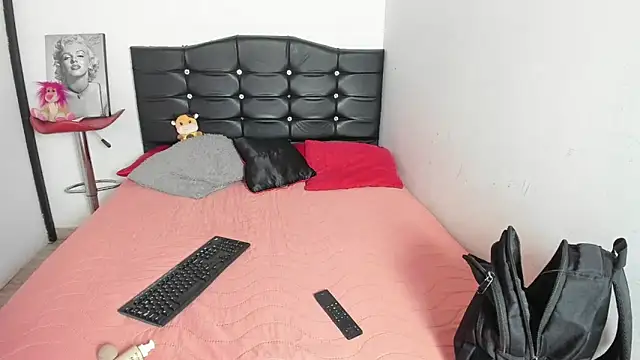 Snapshot of LatinaQueen23 chatting on April 28, 3:50 pm LatinaQueen23 online show from April 28, 3:50 pm