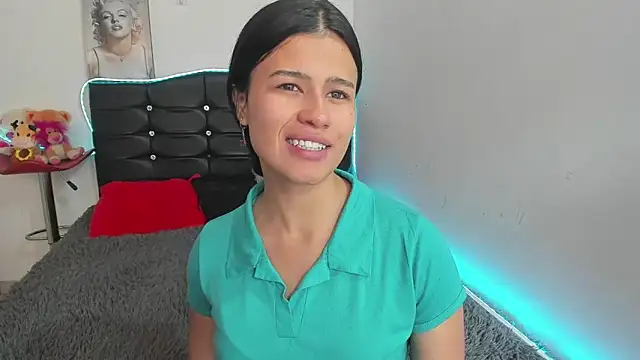 Snapshot of LatinaQueen23 chatting on May 4, 4:03 pm LatinaQueen23 online show from May 4, 4:03 pm