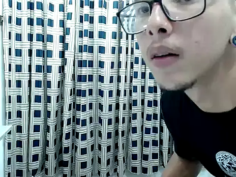 Snapshot of axel_vice chatting on February 21, 8:26 am axel vice online show from February 21, 8:26 am